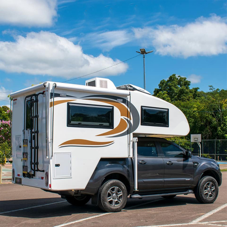 Camioneta camper ligera de aluminio con techo r&iacute;gido