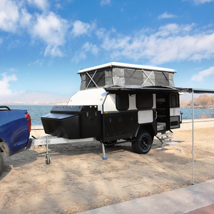 Campeggio fuoristrada e roulotte pop-top con cucina estraibile